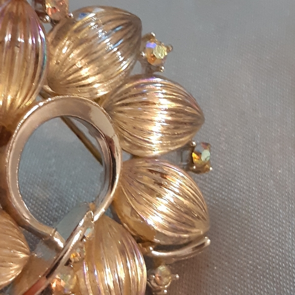 Vintage Lisner Brooch with AB 'Stones' - Picture 2 of 6